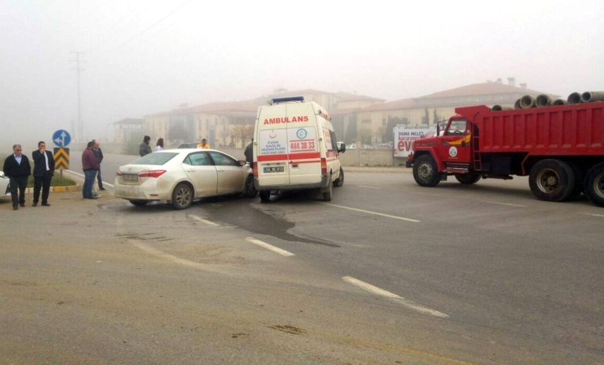 Ambulans ile Otomobil Çarpıştı: 1 Yaralı