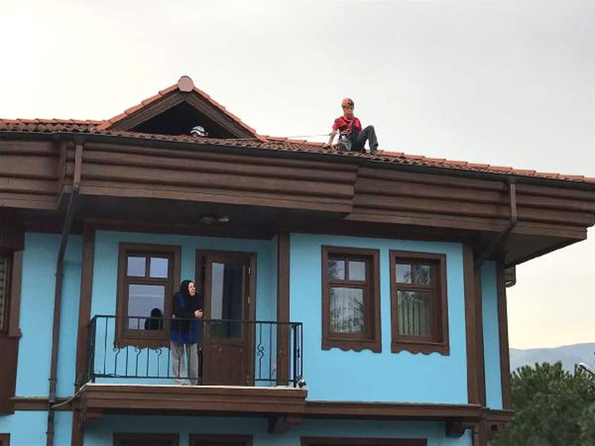 Çatıda Mahsur Kalan Kırlangıç Kurtarıldı