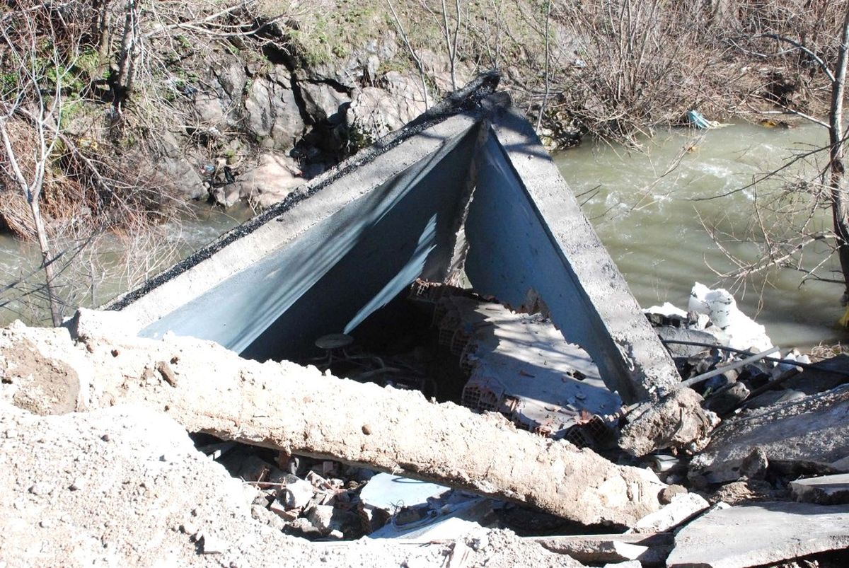 Çöken İstinat Duvarı Esnafa 30 Bin TL Zarar Verdi