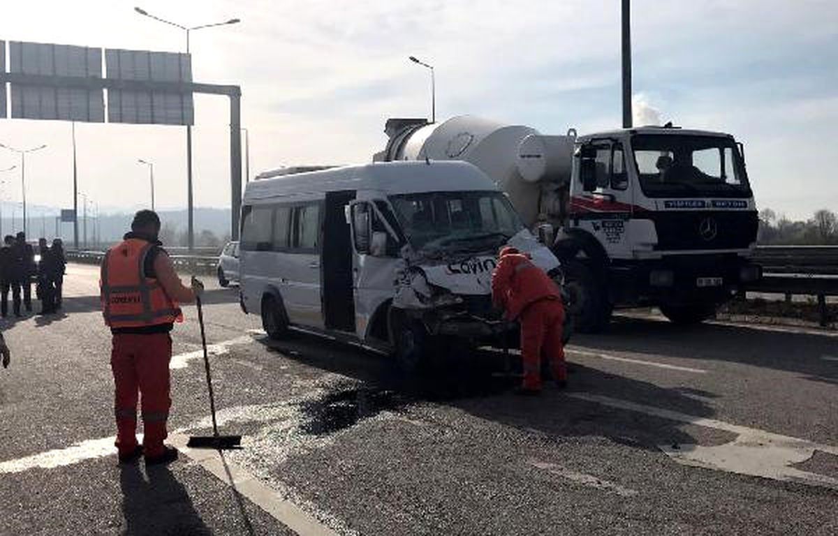 Engelli Öğrencileri Taşıyan Minibüs Kamyona Çarptı: 6 Yaralı