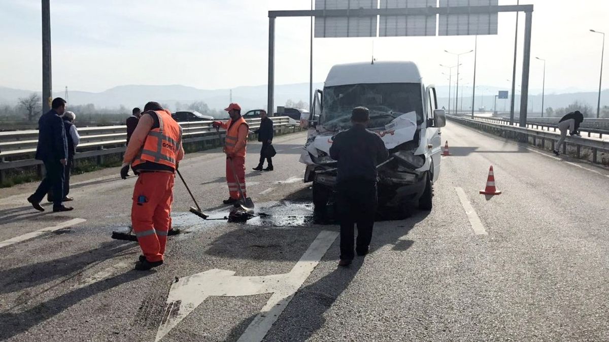 Engellileri Taşıyan Servis Aracı Kaza Yaptı 6 Kişi Yaralandı
