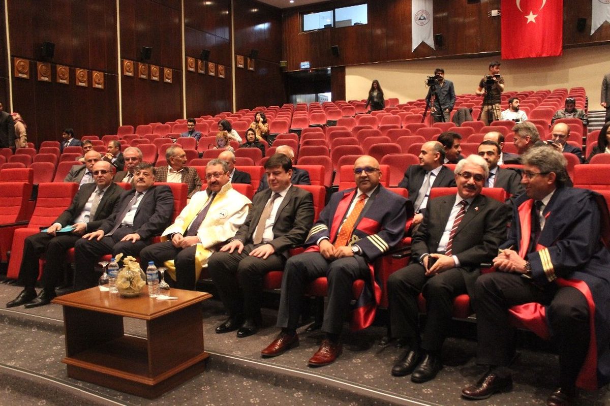 Erü Tıp Fakültesi Dekanı Prof. Dr. Hakan Poyrazoğlu: "Tıp Eğitimi Can Çekişiyor"