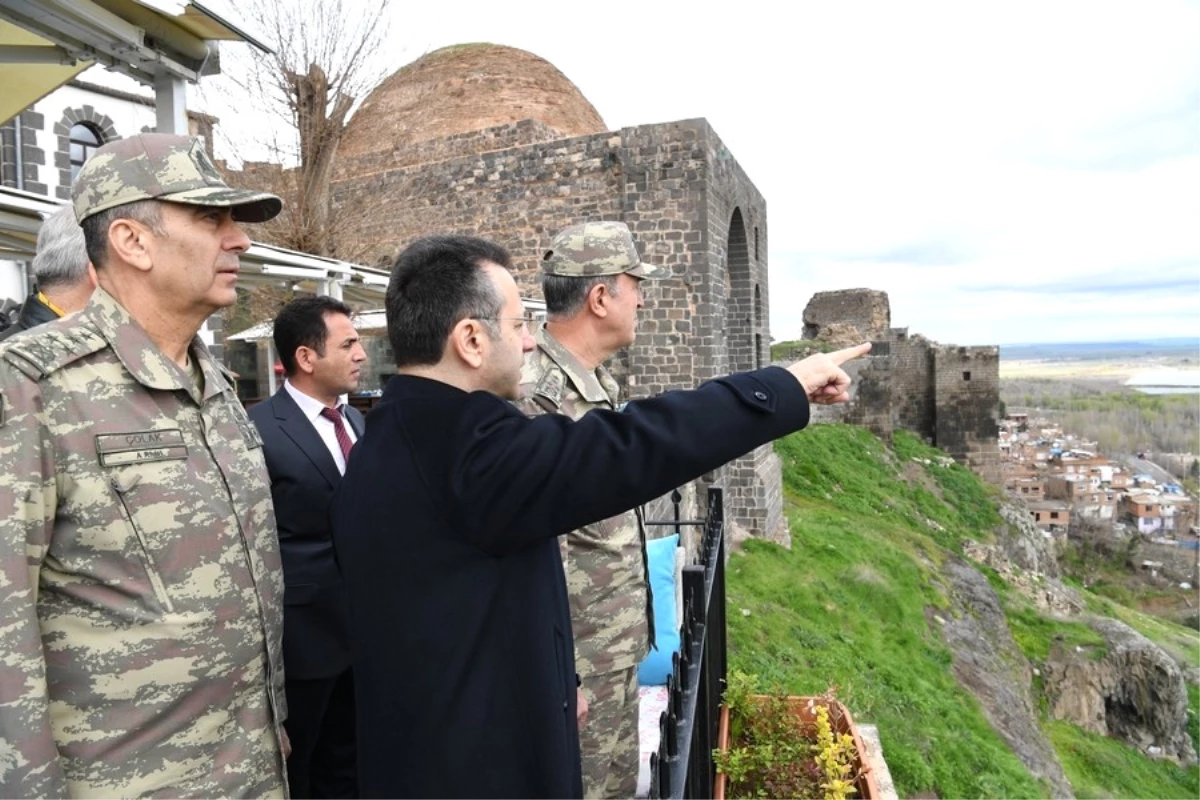 Genelkurmay Başkanı Akar, Diyarbakır ve Batman\'da Ziyaretlerde Bulundu