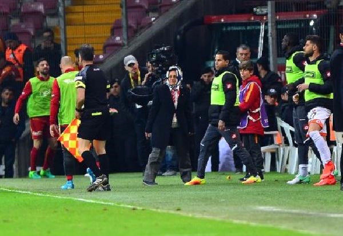 Kadın Saha Komiseri Galatasaray-Adanaspor Maçının Önüne Geçti