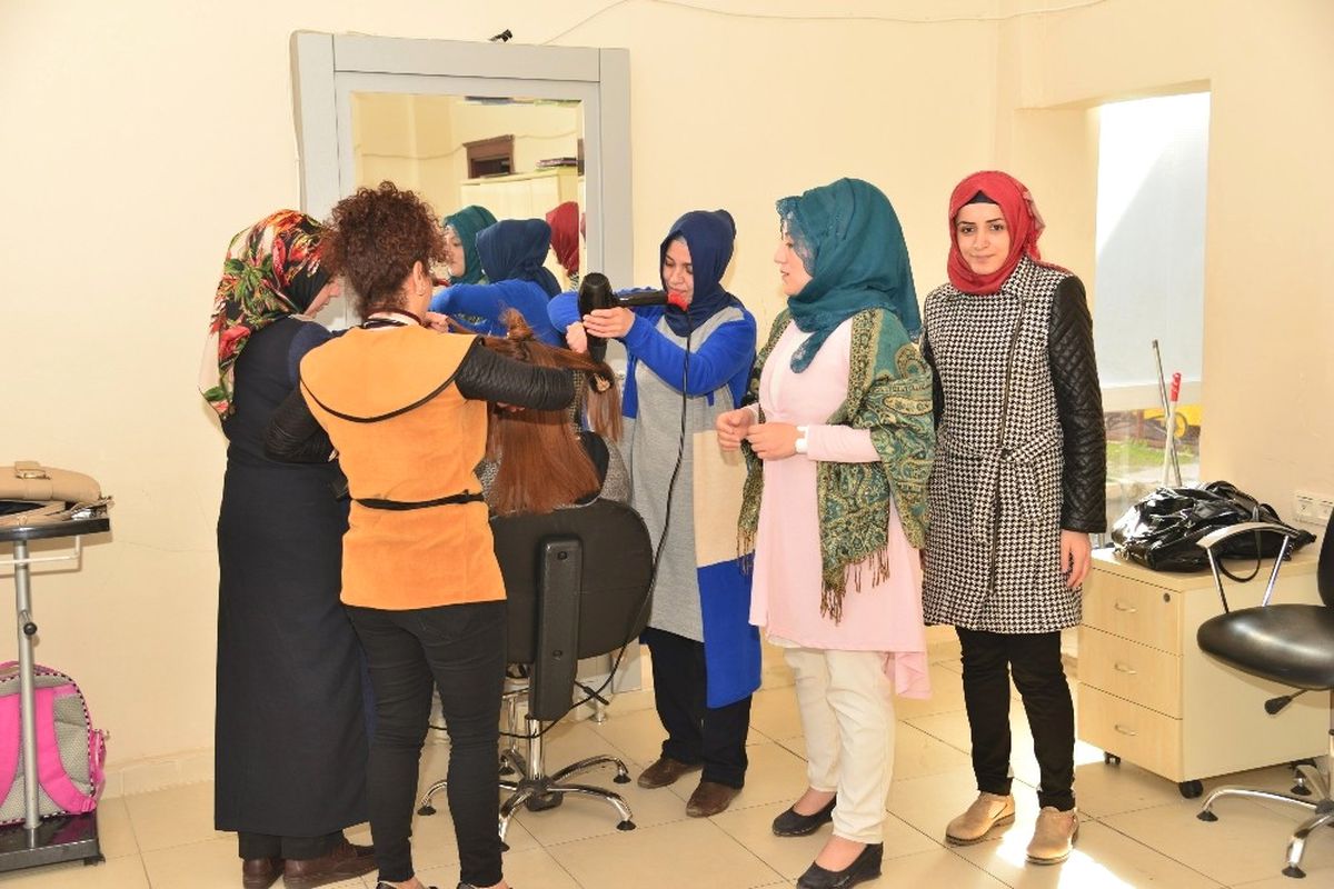 Kadınlar, Kuaförlüğü Uygulamalı Öğreniyor