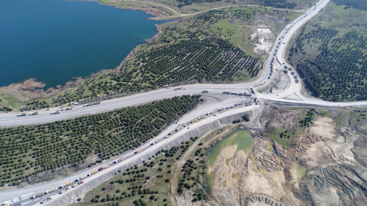 Kuyruk Kilometrelerce Uzadı: Havadan Görüntülendi