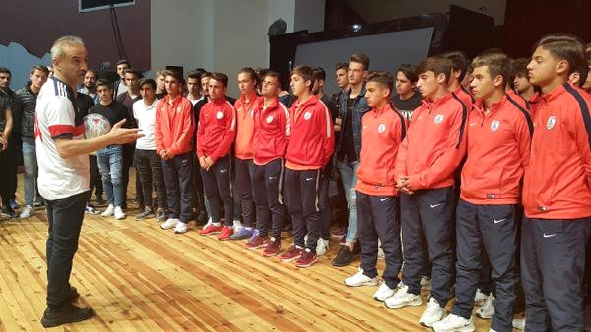 Maç Kazanan Futbolcular, \'Münaşaka\' Oyununu İzledi