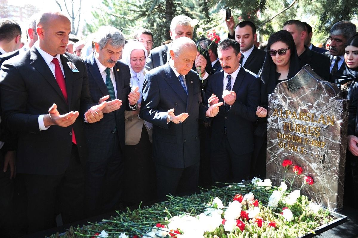 Merhum MHP Lideri Türkeş Mezarı Başında Anıldı