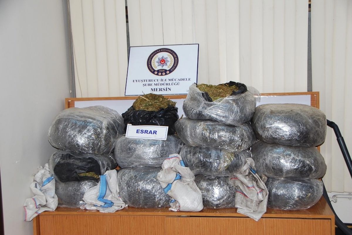 Mersin\'de Polis, Sokak Satıcılarına Nefes Aldırmıyor