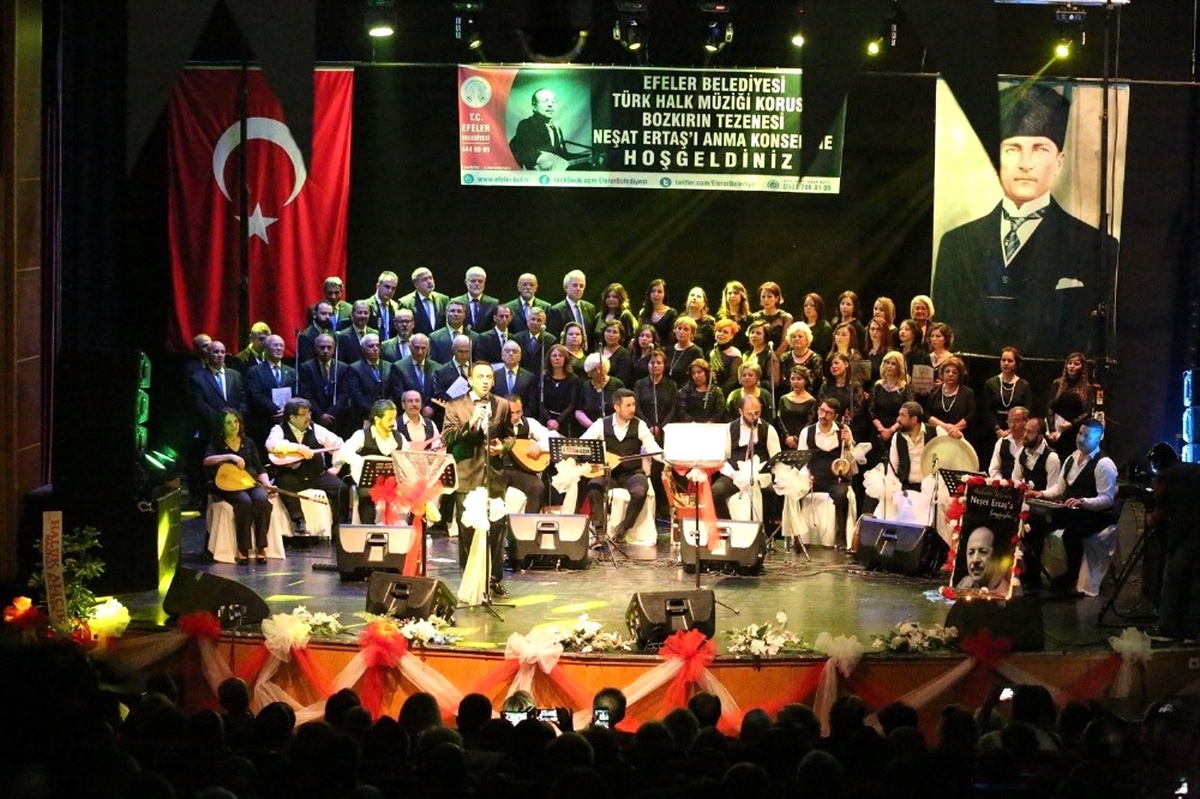 Neşet Ertaş\'ı Anma Gecesi Hem Hüzünlendirdi Hem de Coşturdu