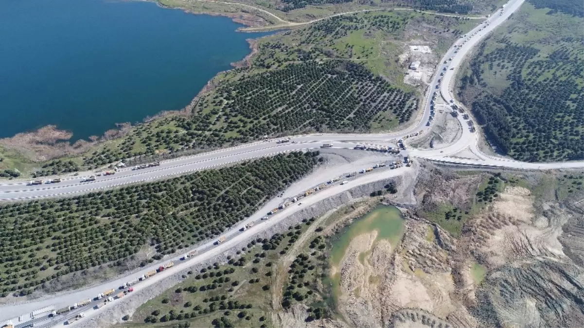 Kilometrelerce Hafriyat Kamyonu Kuyruğu Havadan Görüntüledi