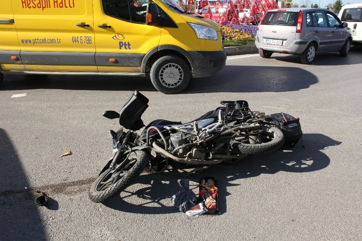 Samsun\'da Motosiklet Otomobile Çarptı: 1 Yaralı