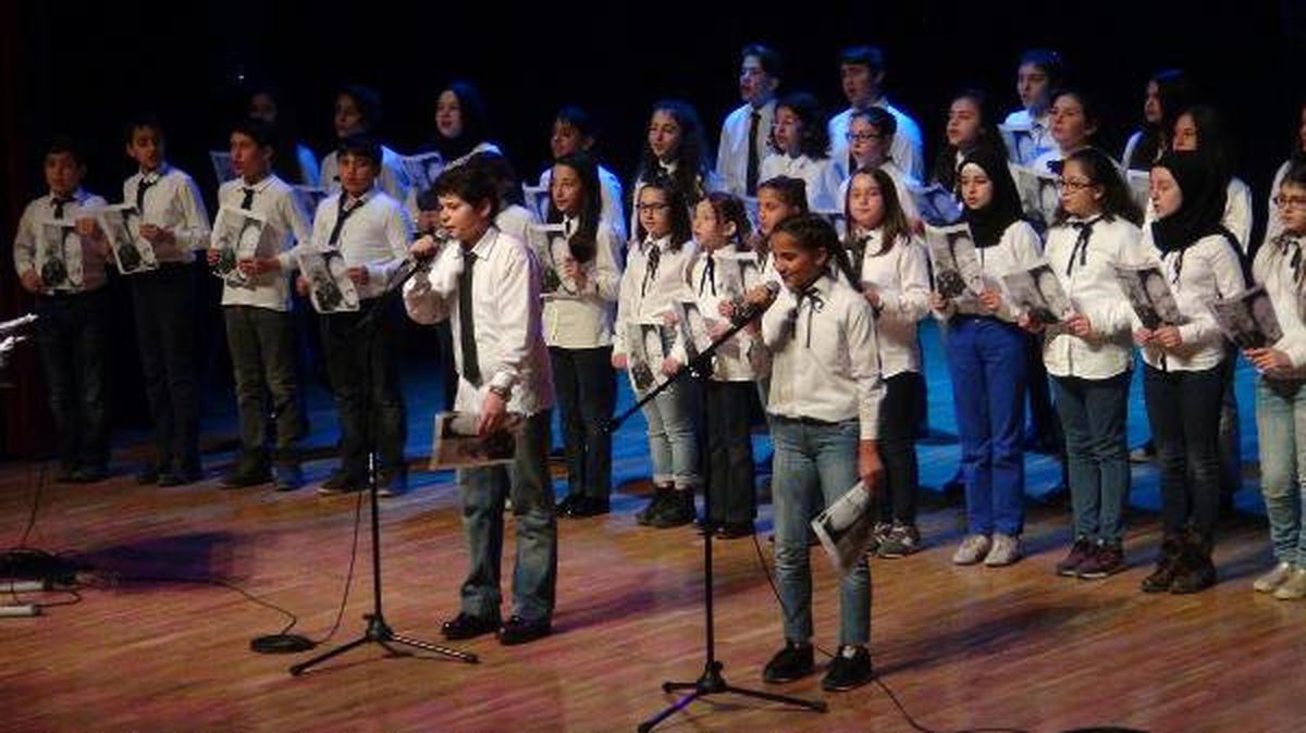 Şile\'de Küçük Öğrenciler Neşet Ertaş\'ı Andı