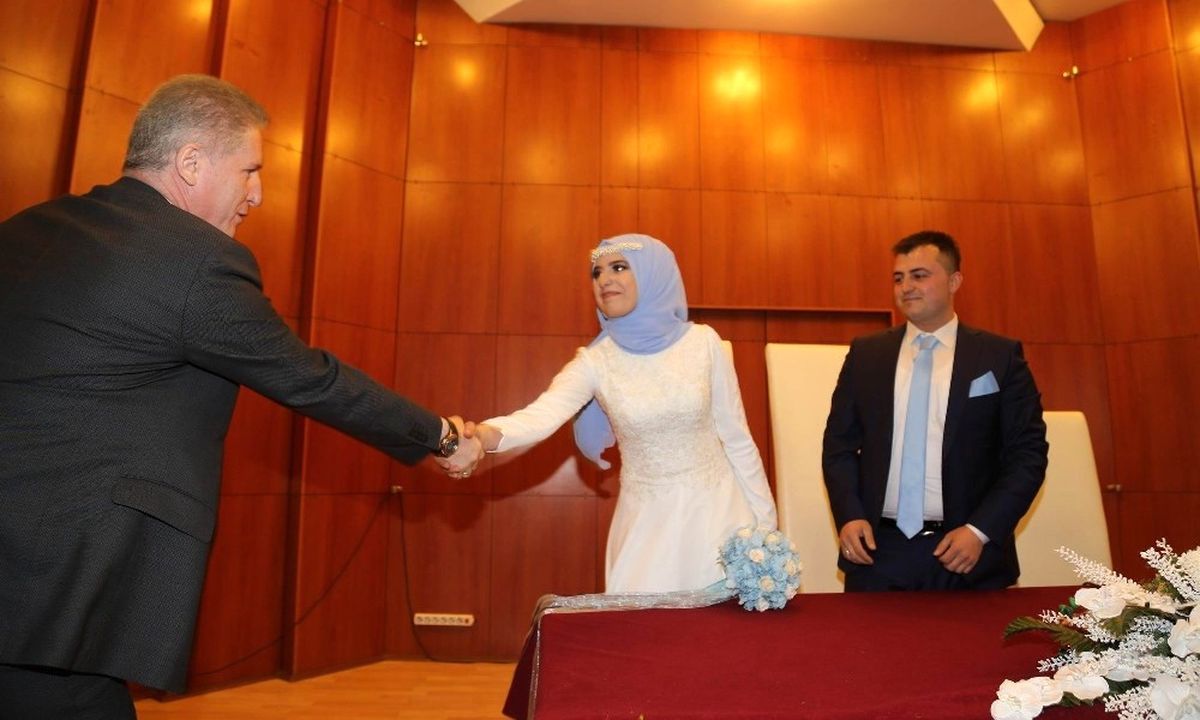 Sosyal Medyadan Nikah Daveti Alan Vali Gül\'den Çifte Nikah Sürprizi