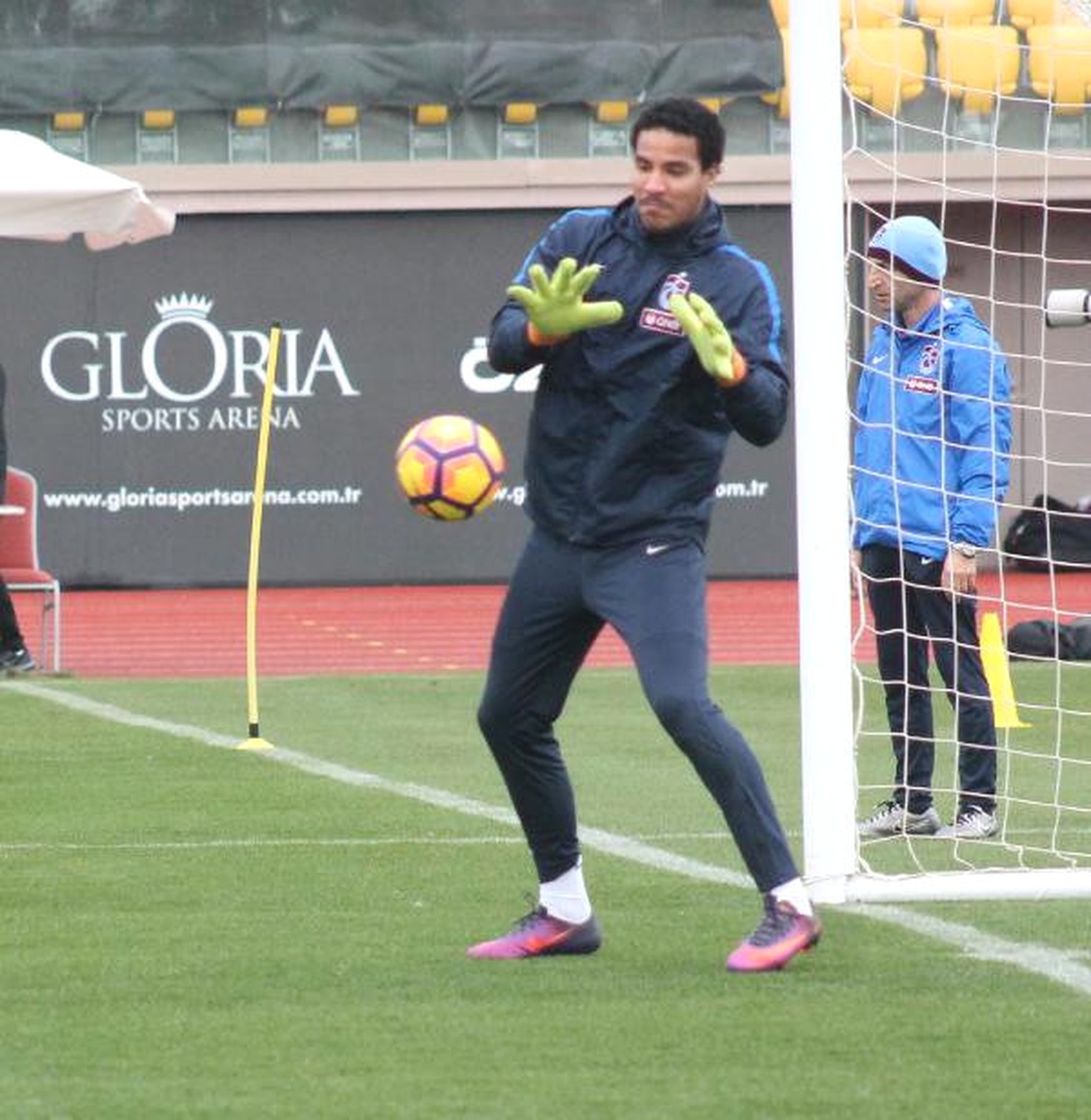Trabzonspor Kaleci Esteban\'la Masaya Oturdu