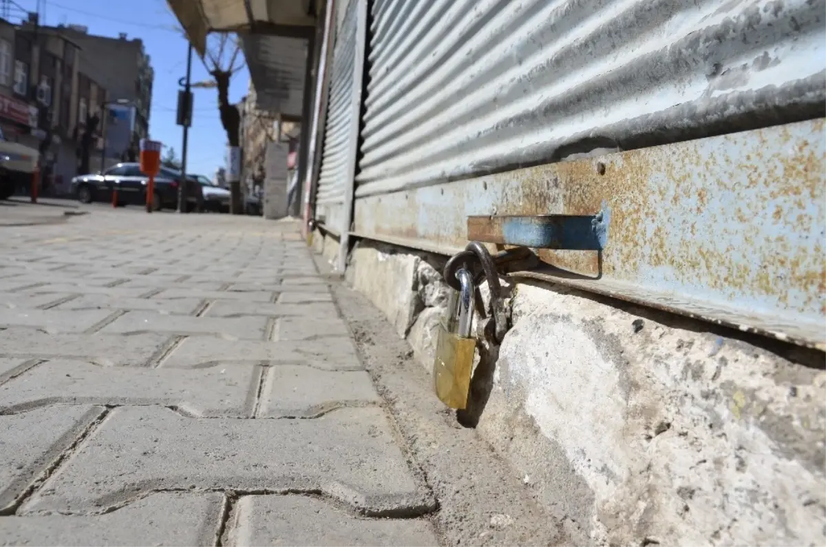 Trafiğe Kapatılan Caddenin Esnafı Kepenk İndirdi