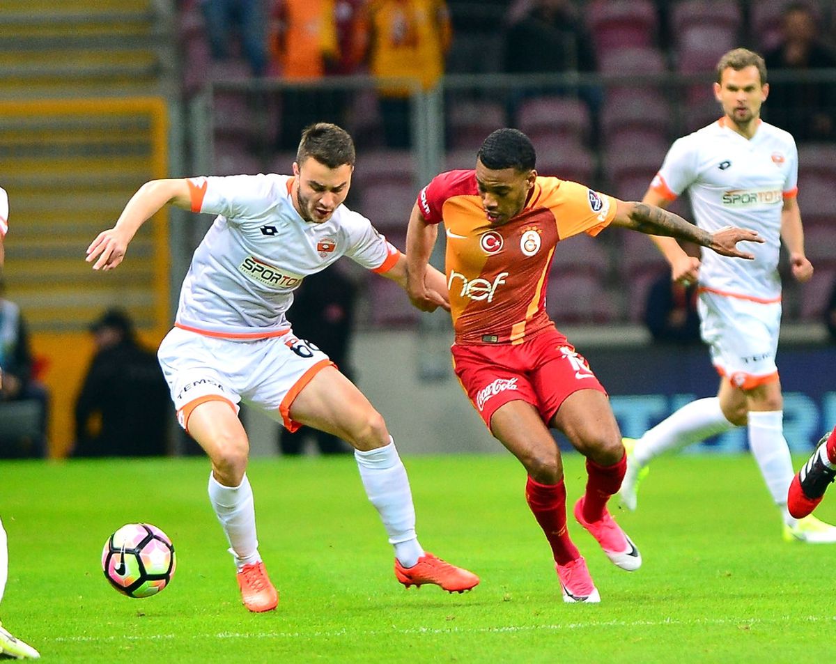 Tribünlerden "Yönetim Istifa" Çağrısı