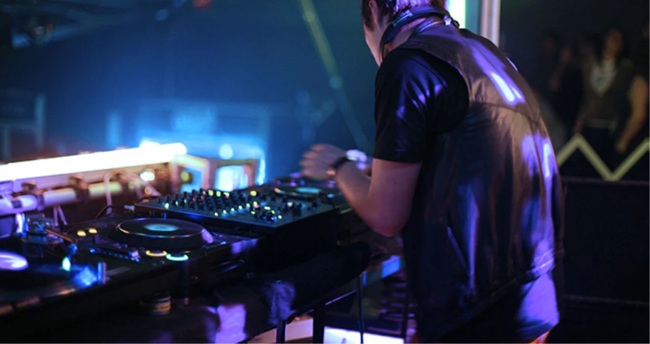 Tunus\'ta DJ, Gece Kulübünde Ezan Çaldı, Mekan Kapatıldı