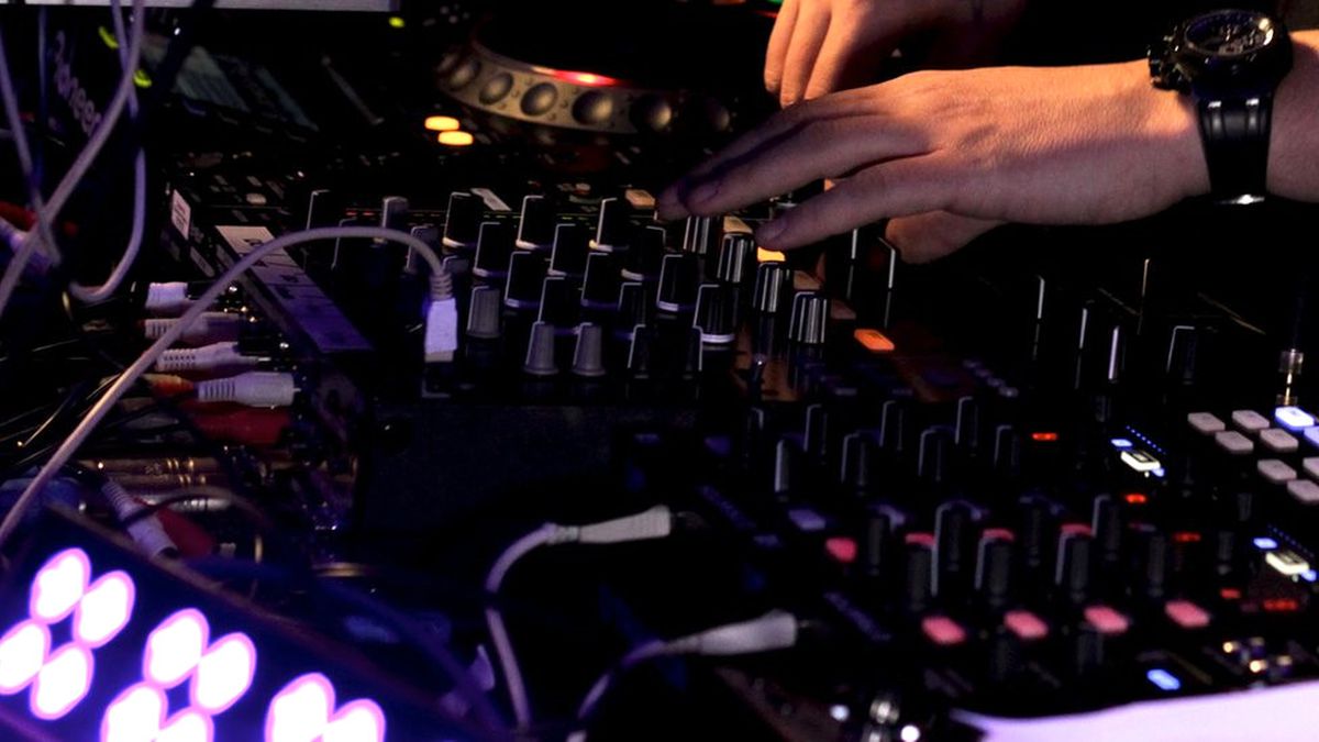 Tunus\'ta Dj\'i \'Ezan Remixi\' Çalan Gece Kulübü Kapatıldı