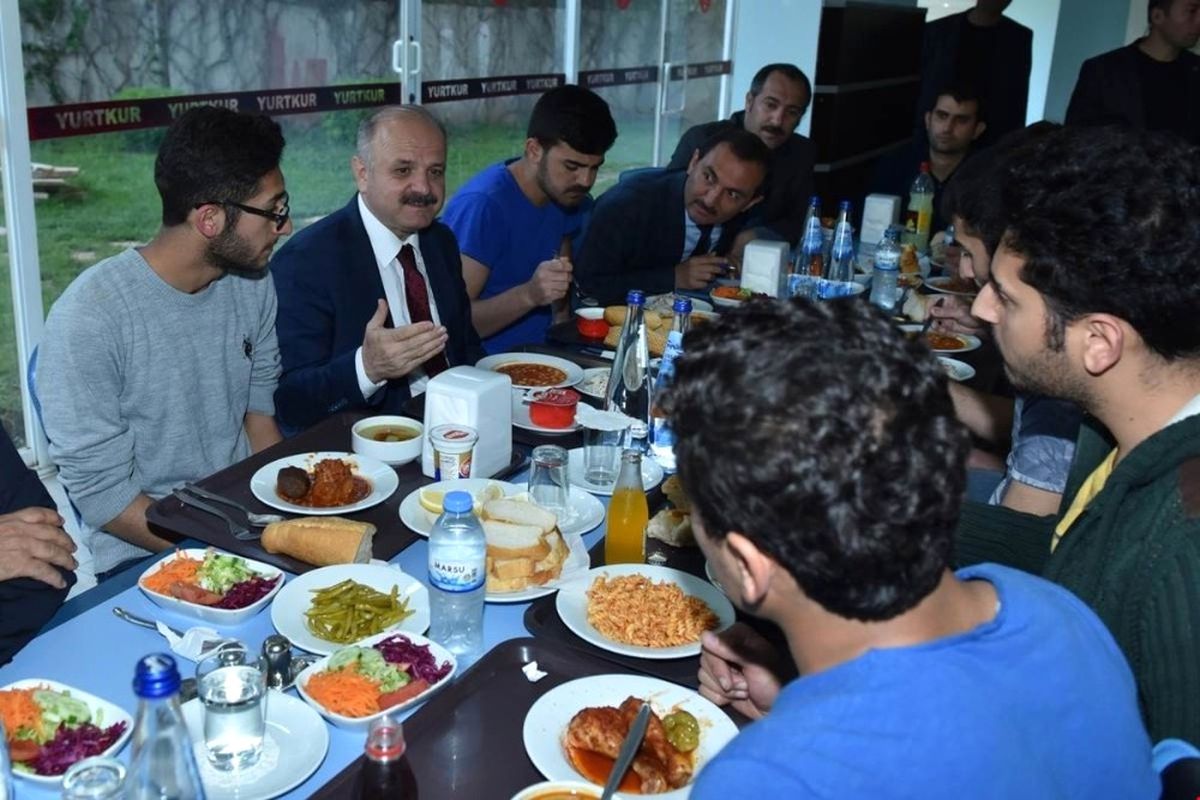Vali Çakacak, Yurtta Kalan Üniversite Öğrencileriyle Bir Araya Geldi
