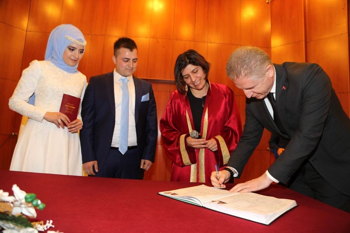 Vali Gül\'den Genç Çifte Nikah Sürprizi