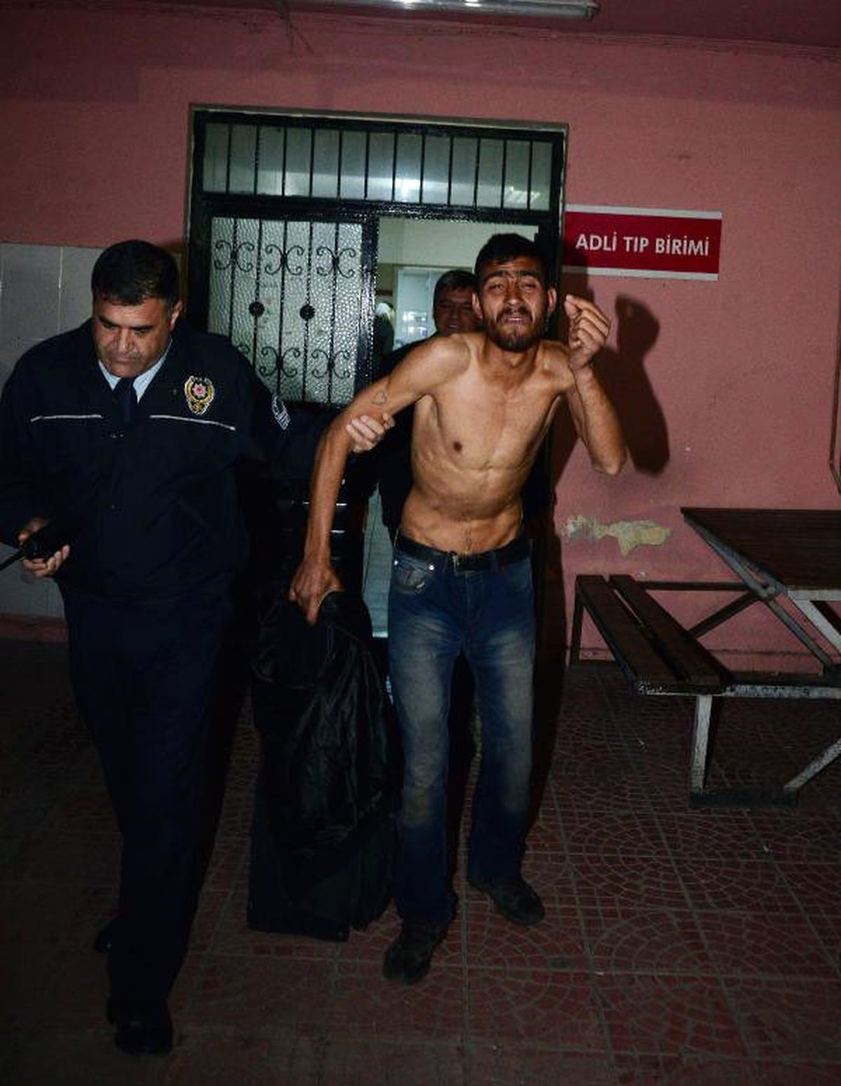 Zabıtaların Kendisini Dövdüğünü İddia Edip, Şikayetçi Oldu