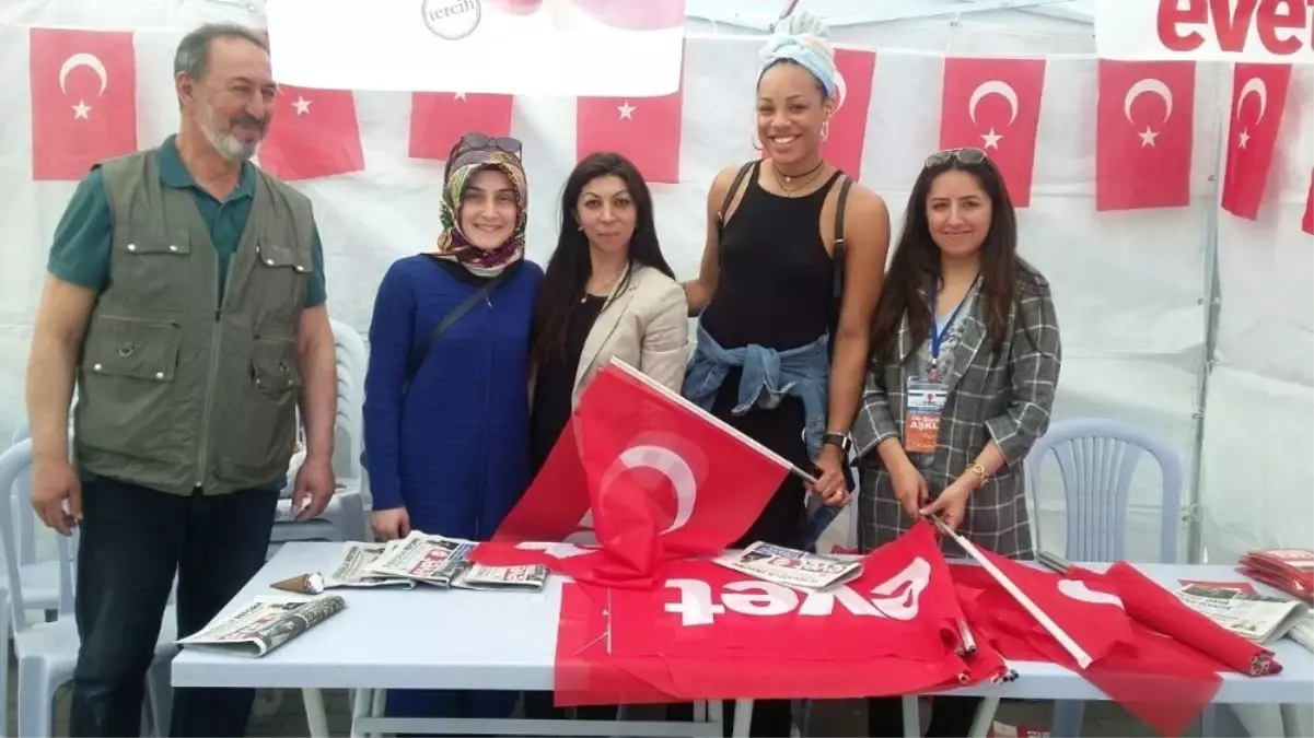 Amerikalı Turist \'Evet\' Standını Ziyaret Edip Türk Bayrağı Almak İstedi