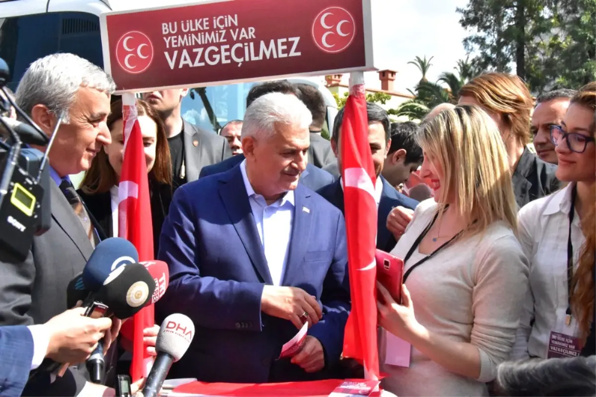 Başbakan MHP\'nin \'Evet\' Standını Ziyaret Etti