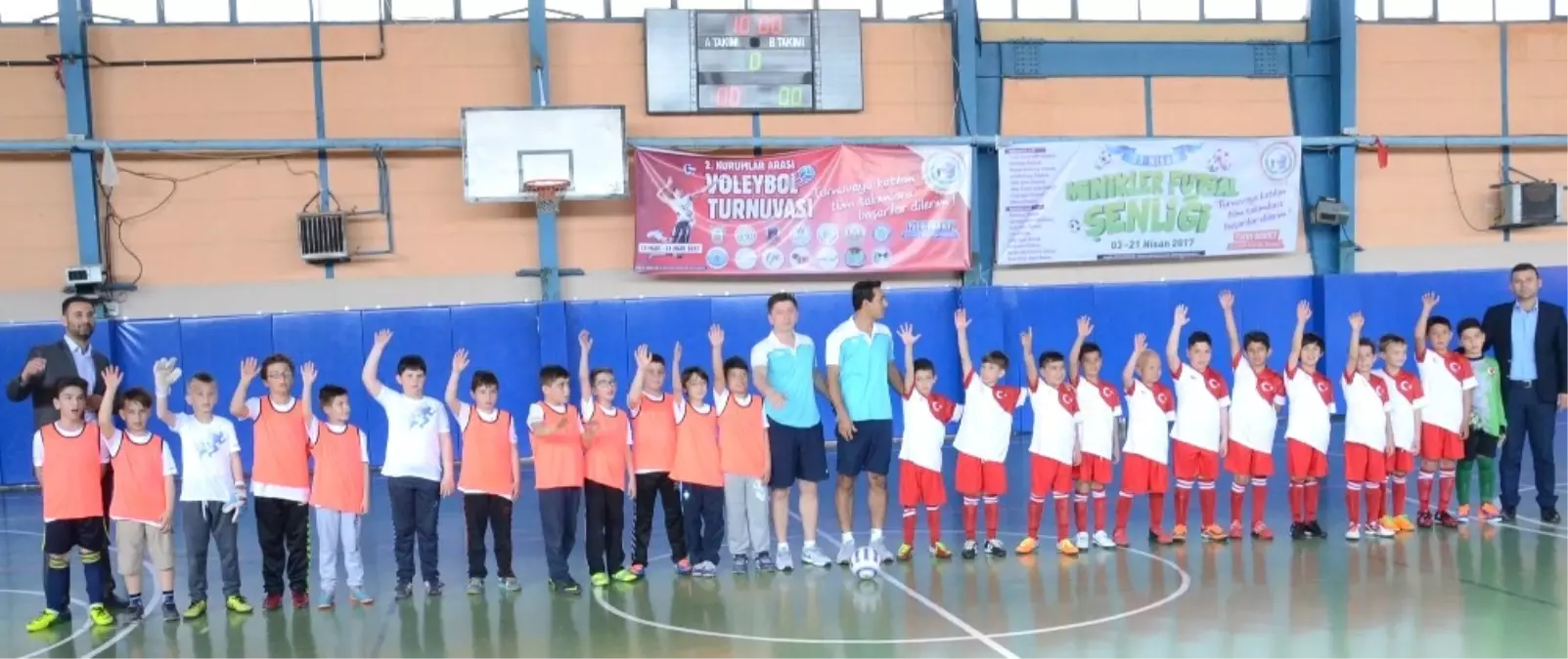 Bozüyük Belediyesi 23 Nisan Minikler Futsal Şenliği Başladı