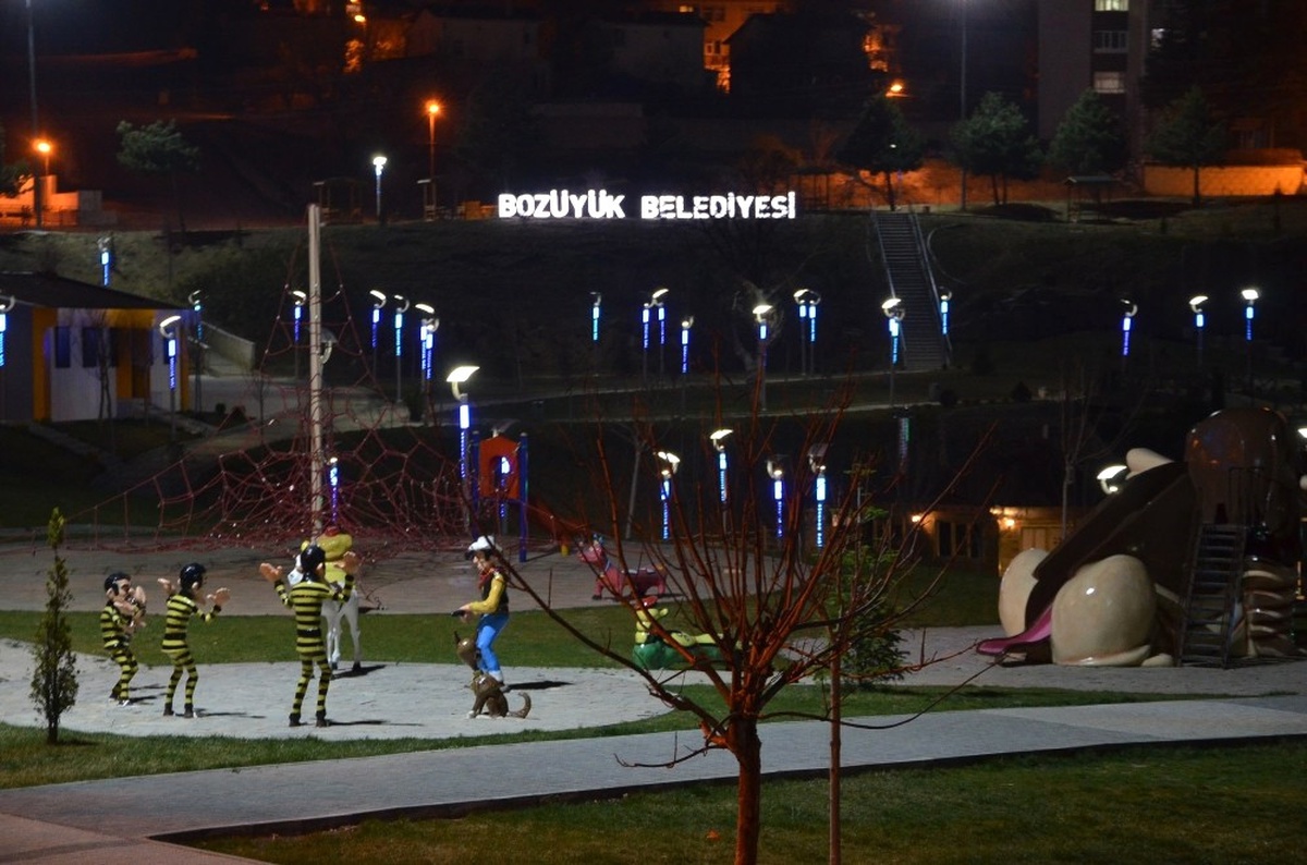 Bozüyük\'te Parklar ve Yeşil Alanlardaki Aydınlatmalar Maviye Büründü