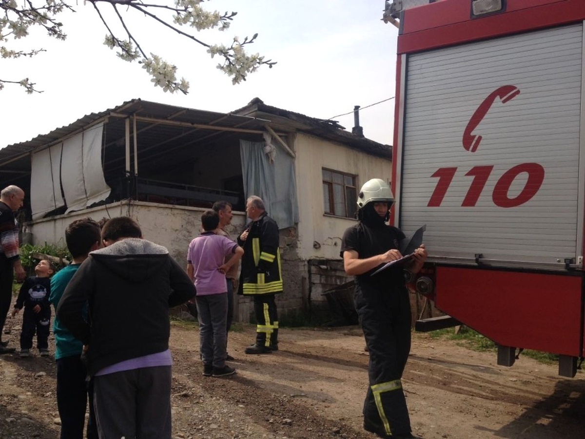 Çatı Katında Çıkan Yangını Vatandaşlar Kendi İmkanlarıyla Söndürdü