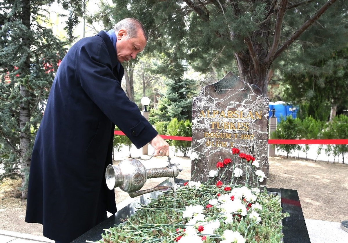 Cumhurbaşkanı Erdoğan\'dan Türkeş\'in Mezarına Sürpriz Ziyaret