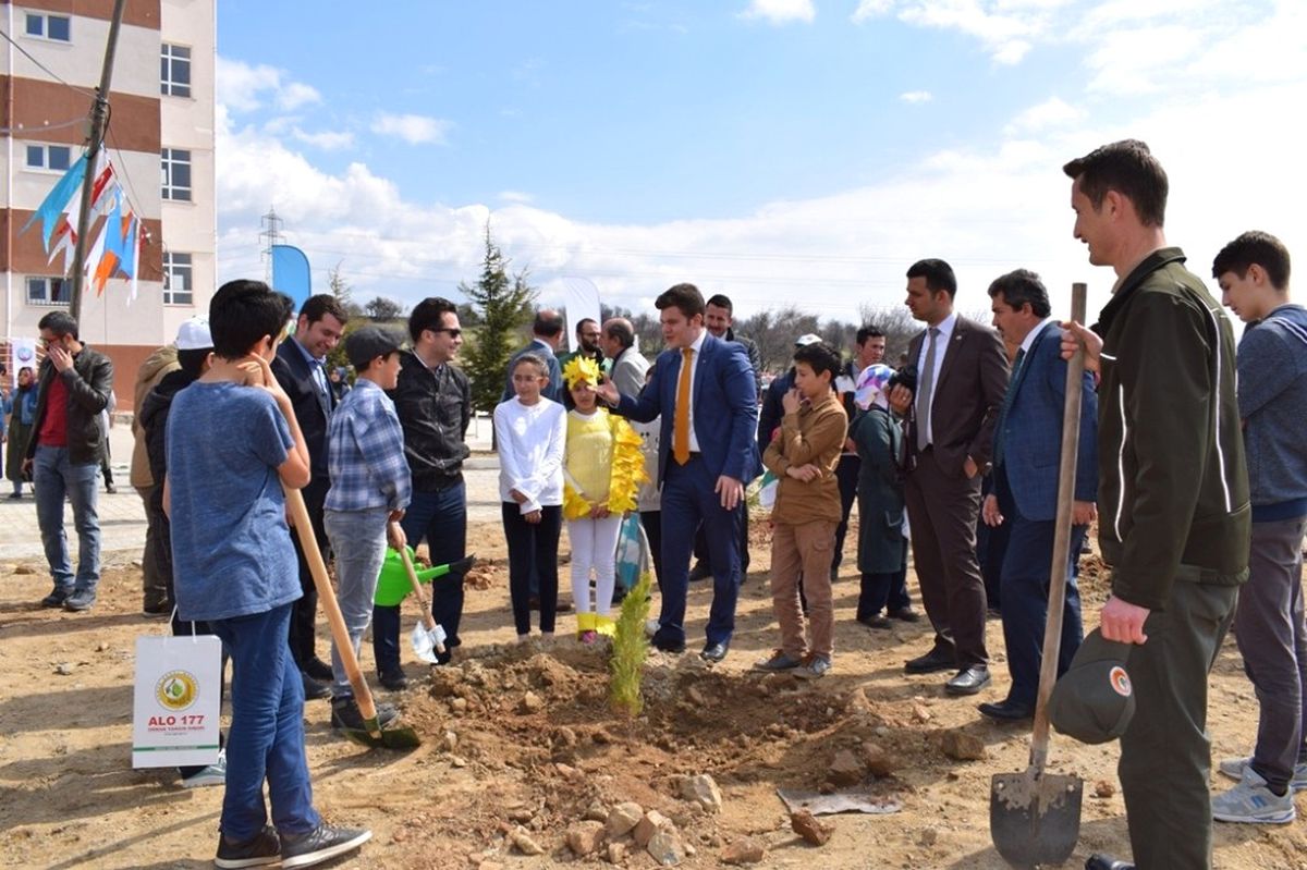 Domaniç\'te Bin 299 Fidan Dağıtıldı