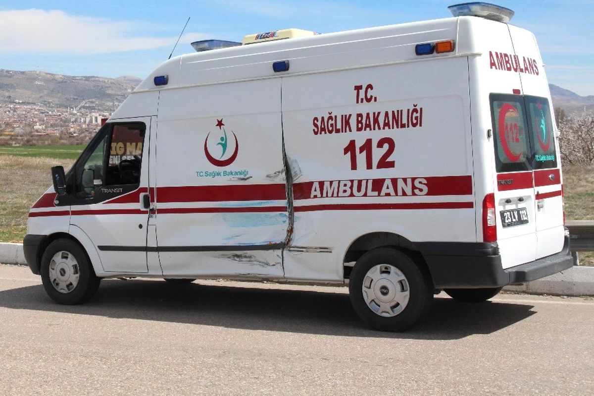 Elazığ\'da Ambulans ile Kamyonet Çarpıştı: 3 Öğrenci Yaralı