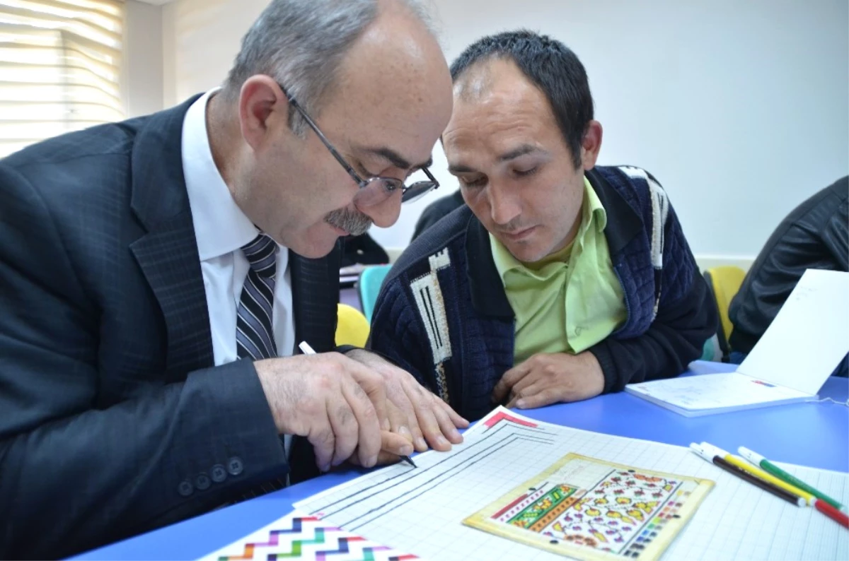 Engelliler, Mesleki Eğitim Yoluyla Engelsiz Hayata Projesi ile Desen Eğitimi Alıyor