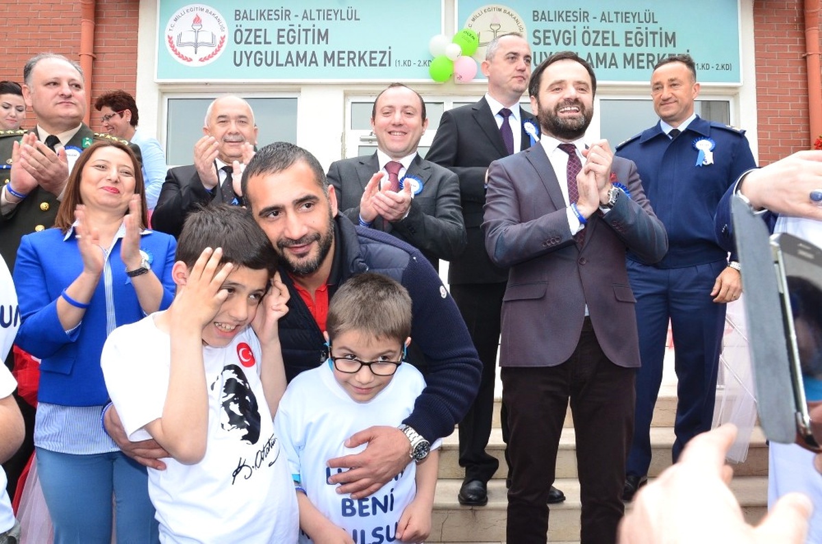Eski Milli Futbolcu Ümit Karan\'dan Otizmli Çocuklara Destek