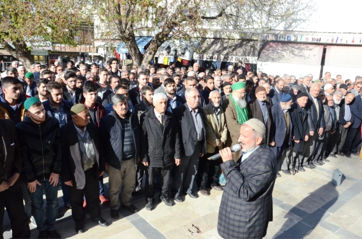 Gıyabi Cenaze Namazı Kılarak, İdlip Saldırısına Tepki Gösterdiler