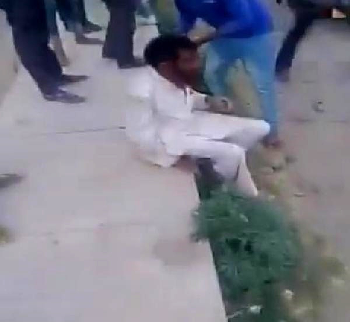 Hindistan\'da İnek Taşıyıcılığı Yapan Müslüman Şoförü Döverek Öldürdüler