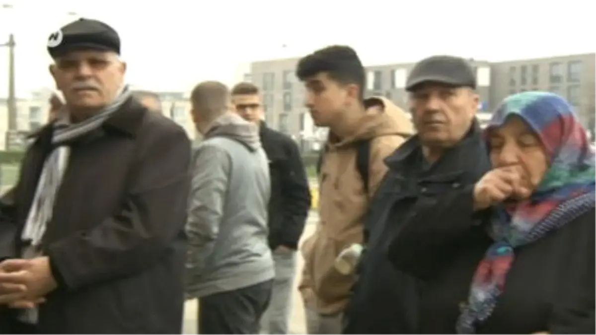 Hollanda\'daki Türk Vatandaşları Oy Vermeye Başladı