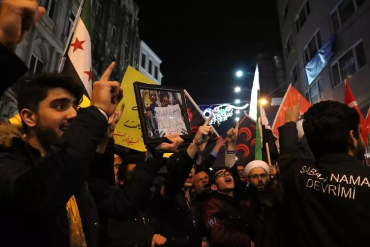 İdlip\'teki Saldırıyı Protesto İçin Rusya Konsolosluğu\'na Yürüdüler