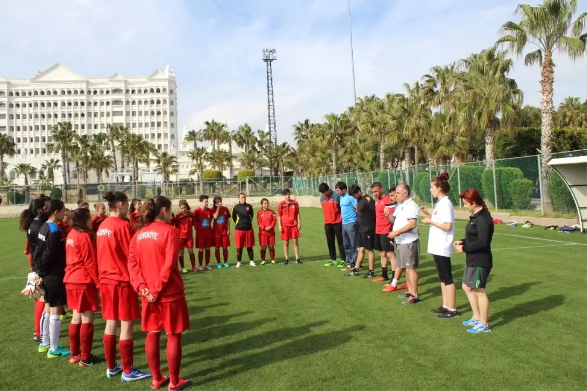 İşitme Engelli Bayan Futbol Milli Takımı, Olimpiyatlara Manavgat\'ta Hazırlanıyor