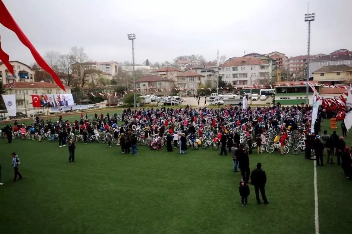 İzmit Belediyesi, Kandıra\'da 690 Öğrenciye Bisiklet Dağıttı