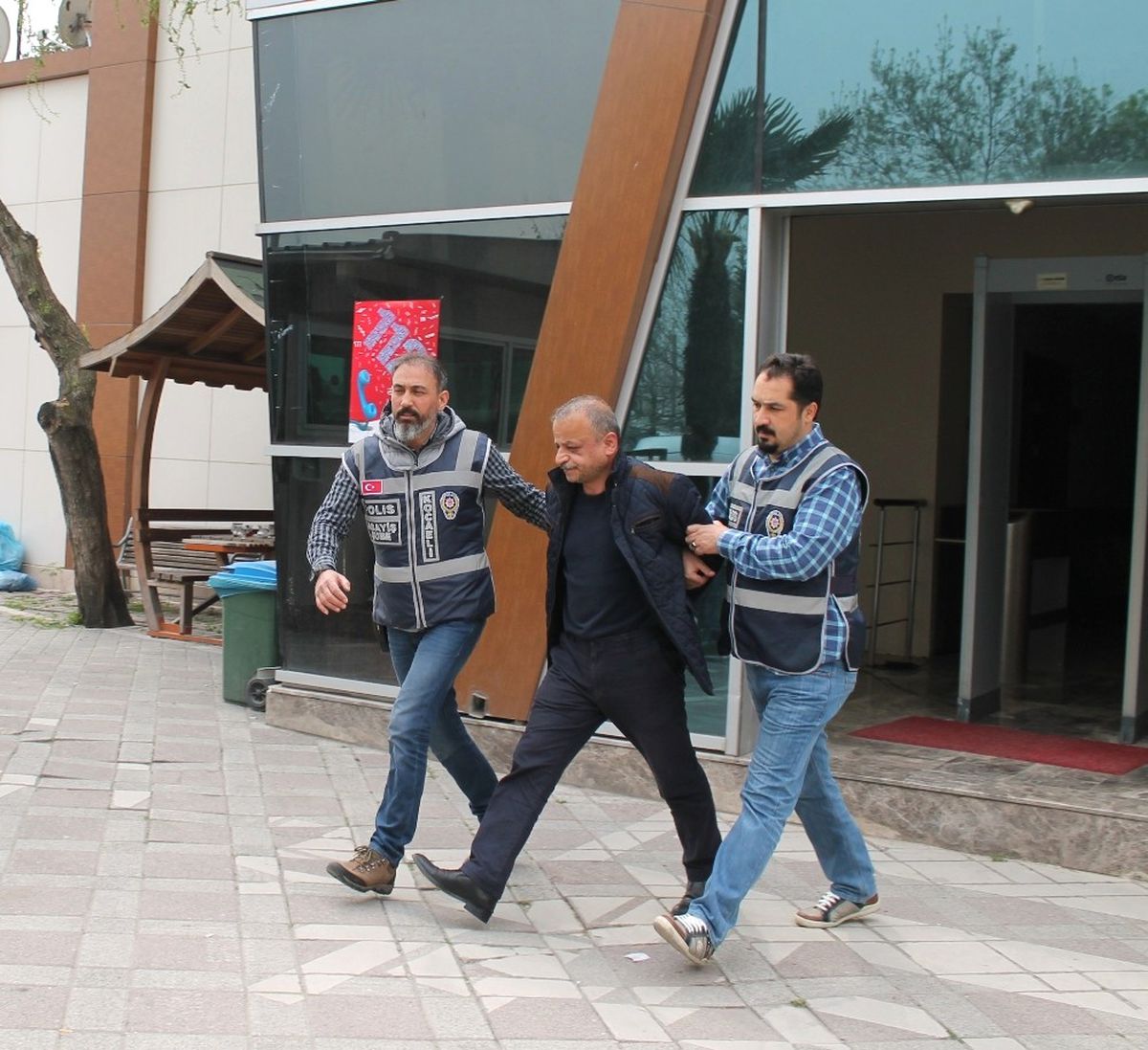 Kendisi Polis ve Savcı Diye Tanıtan Dolandırıcı Suçüstü Yakalandı