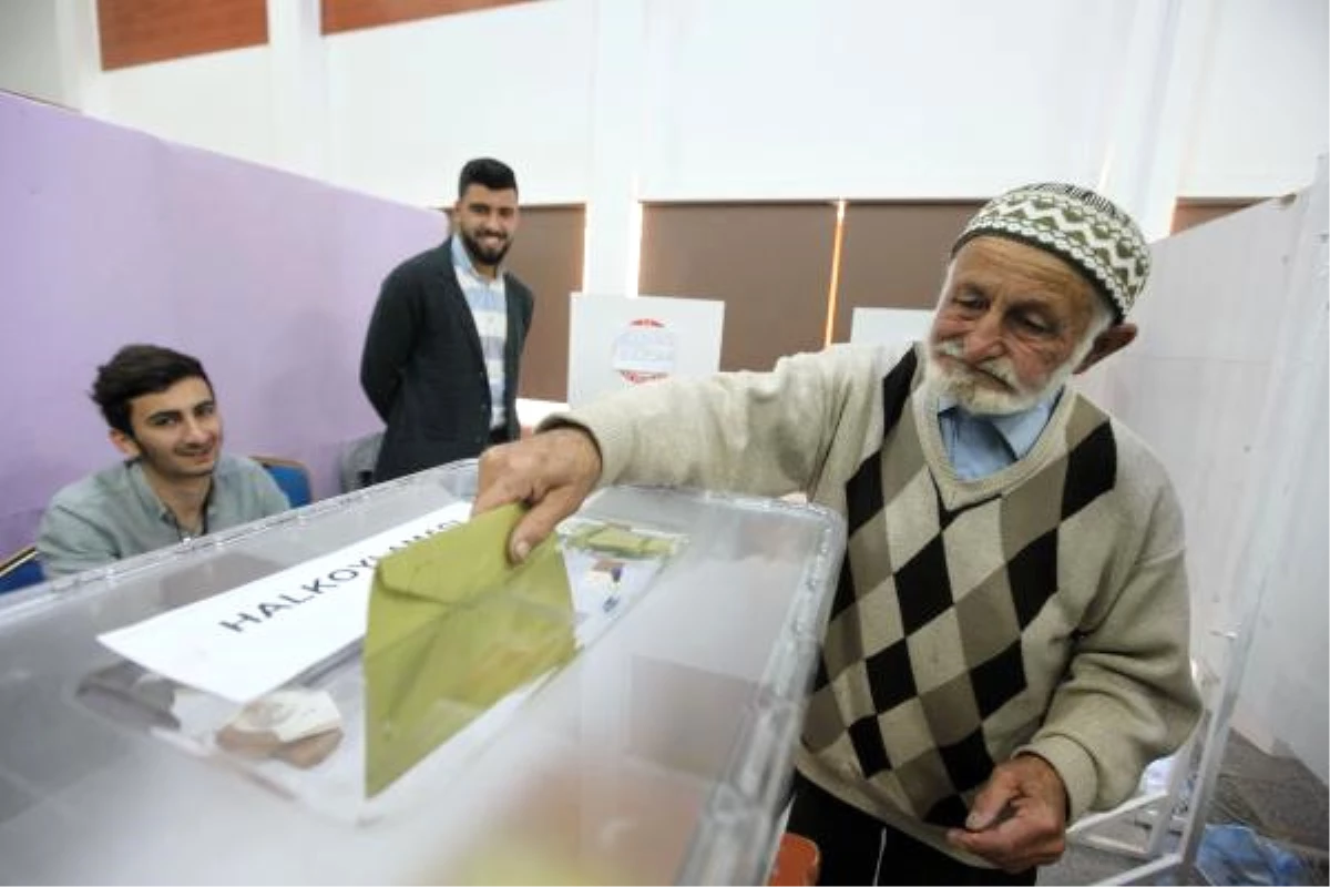 KKTC\'de Vatandaşlar Oy Vermeye Başladı