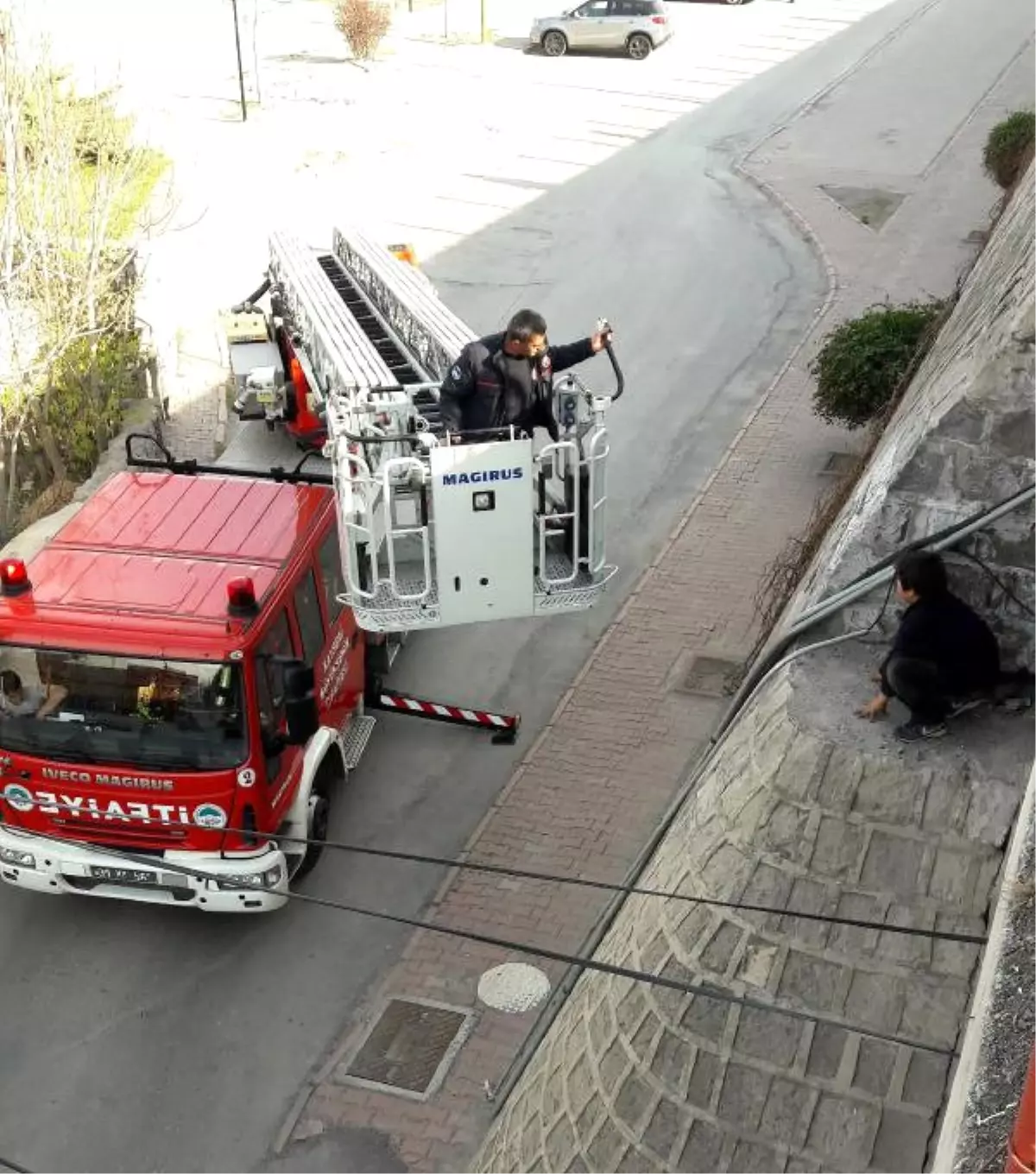 Maceracı Çocuk Köprüde Mahsur Kaldı