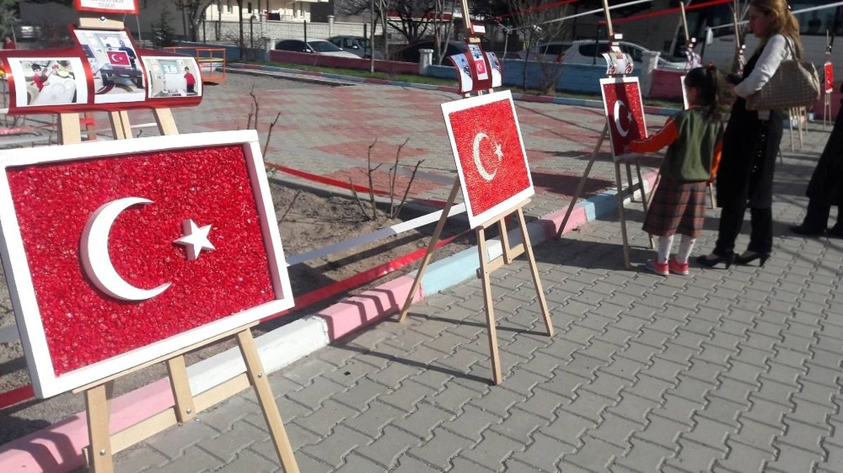 Minik Öğrenciler "Bayrak" Temalı Sergi Açtı