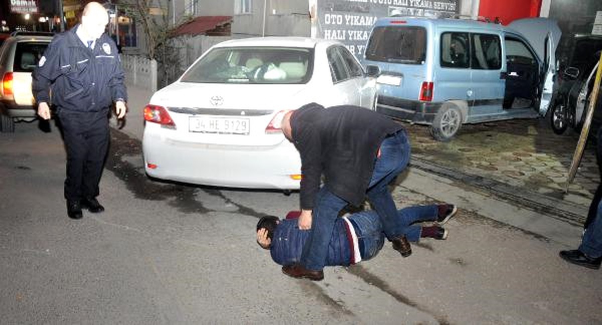 Polisten Kaçan Otomobil Hırsızları Kaza Yapınca Yakalandı