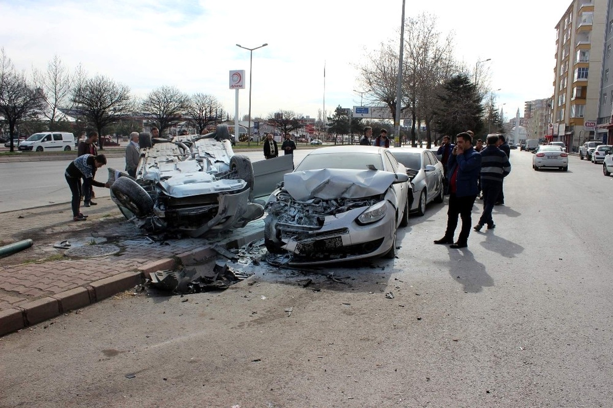 Takla Atan Otomobil 3 Haraca Zarar Verdi