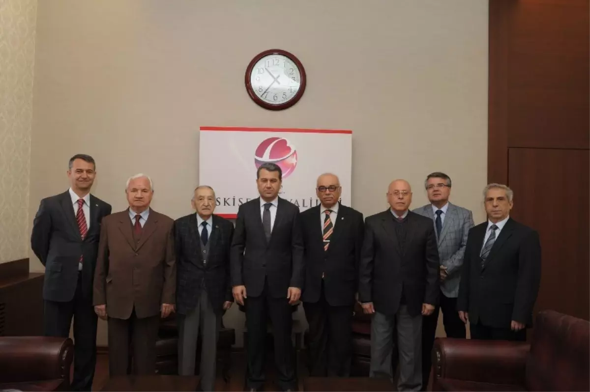 Türk Hava Kurumu Eskişehir Şubesi\'nin Yeni Yöneticileri Vali Çelik\'i Ziyaret Etti