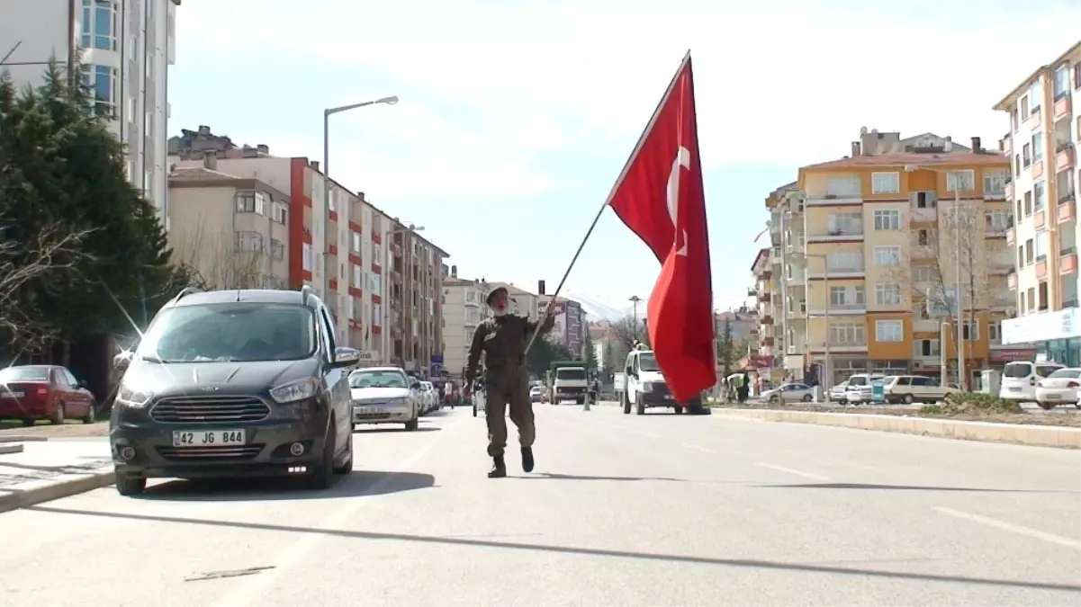 Üniformasını Giyip Türk Bayrağıyla 16 Nisan\'a Kadar Sokaklarda Yürüyecek